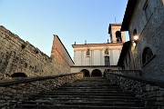 95 Ingresso gradinato alla Chiesa del Santo Sepolcro